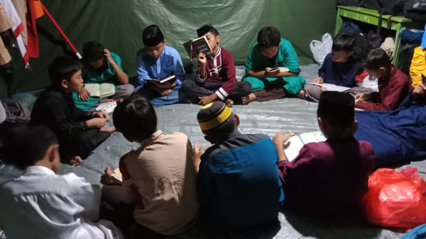 Tadarus Al-Qur'an Warnai Malam Perkemahan Siswa SDIT Wahdah Islamiyah Sinjai