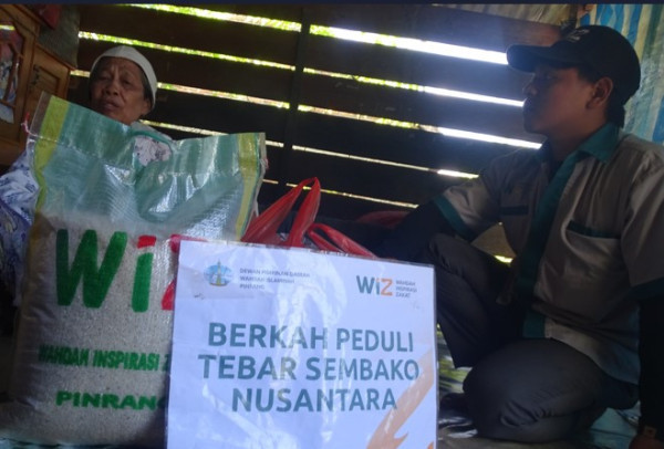 WIZ Pinrang Salurkan Paket Sembako untuk Ibu Parimang yang Hidup dalam Keterbatasan